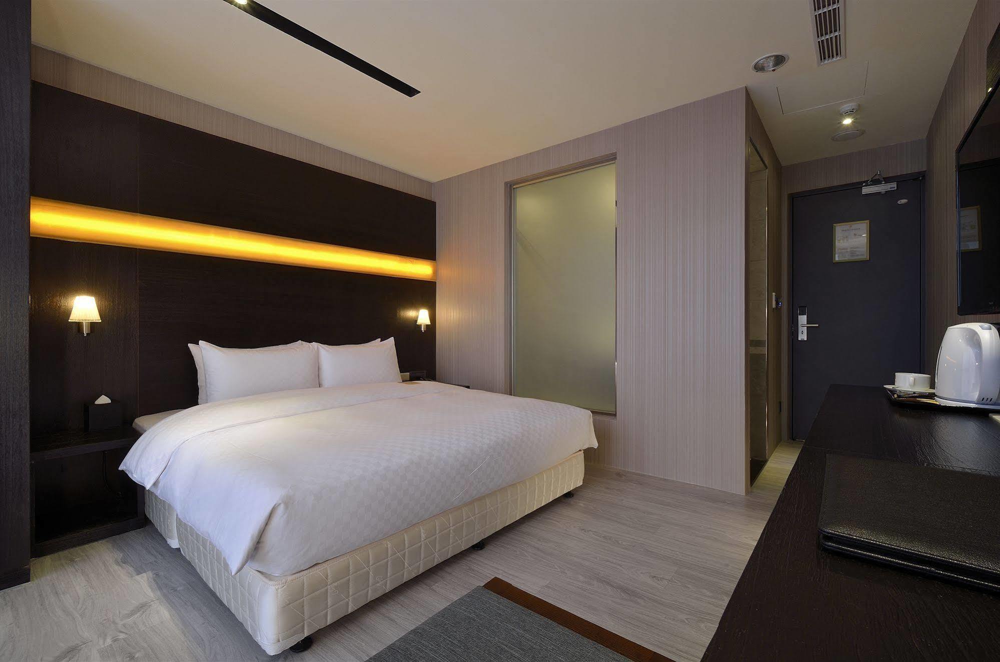 Hotel Cube Taichung Exteriör bild