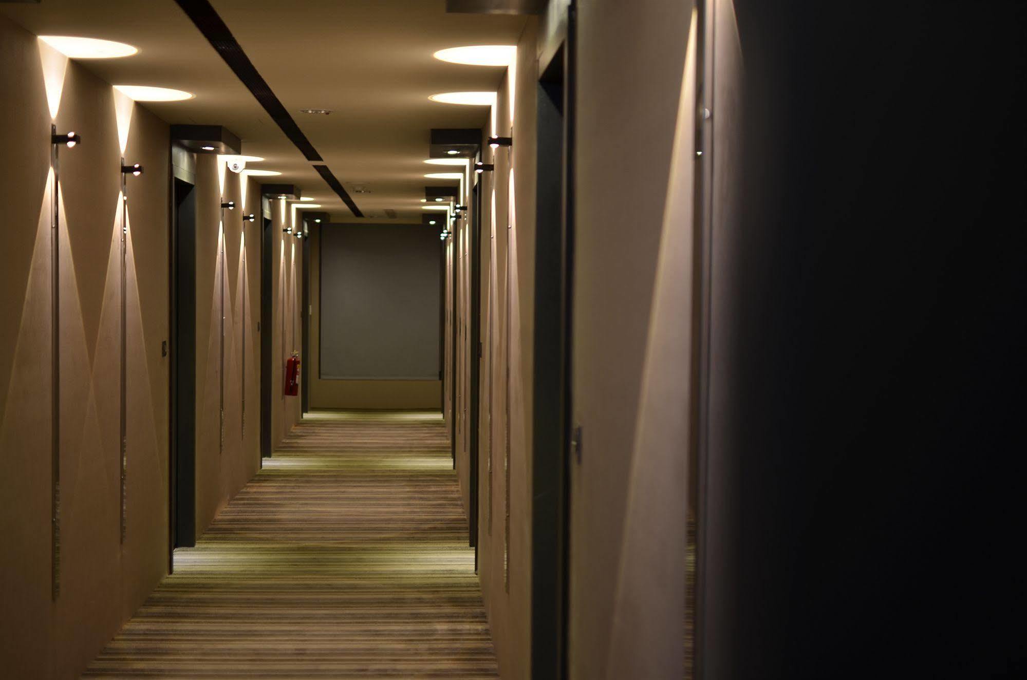 Hotel Cube Taichung Exteriör bild